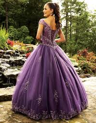 Długa fioletowa suknia balowa